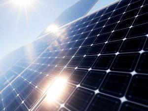 Panouri solare bifaciale prinse pe un acoperiș.