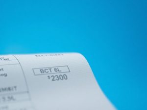 Factura de electricitate pe fundal albastru.