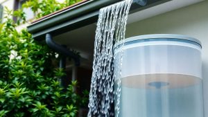 Apa pluviala curgand spre un rezervor de energie curata.